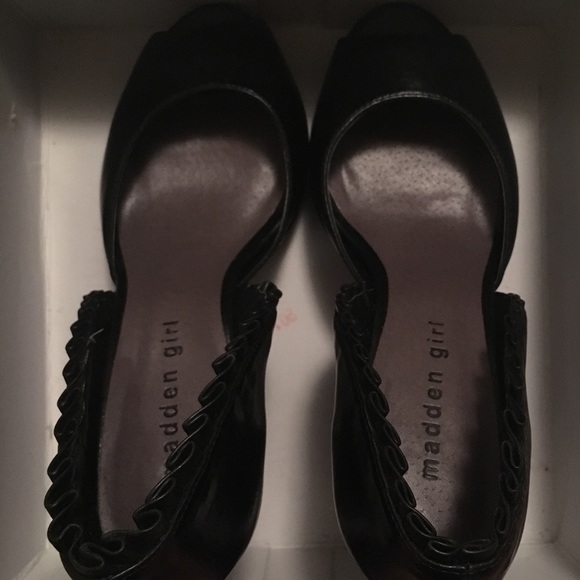 Madden Girl: Black Open-Toed Heels - Picture 6 of 11